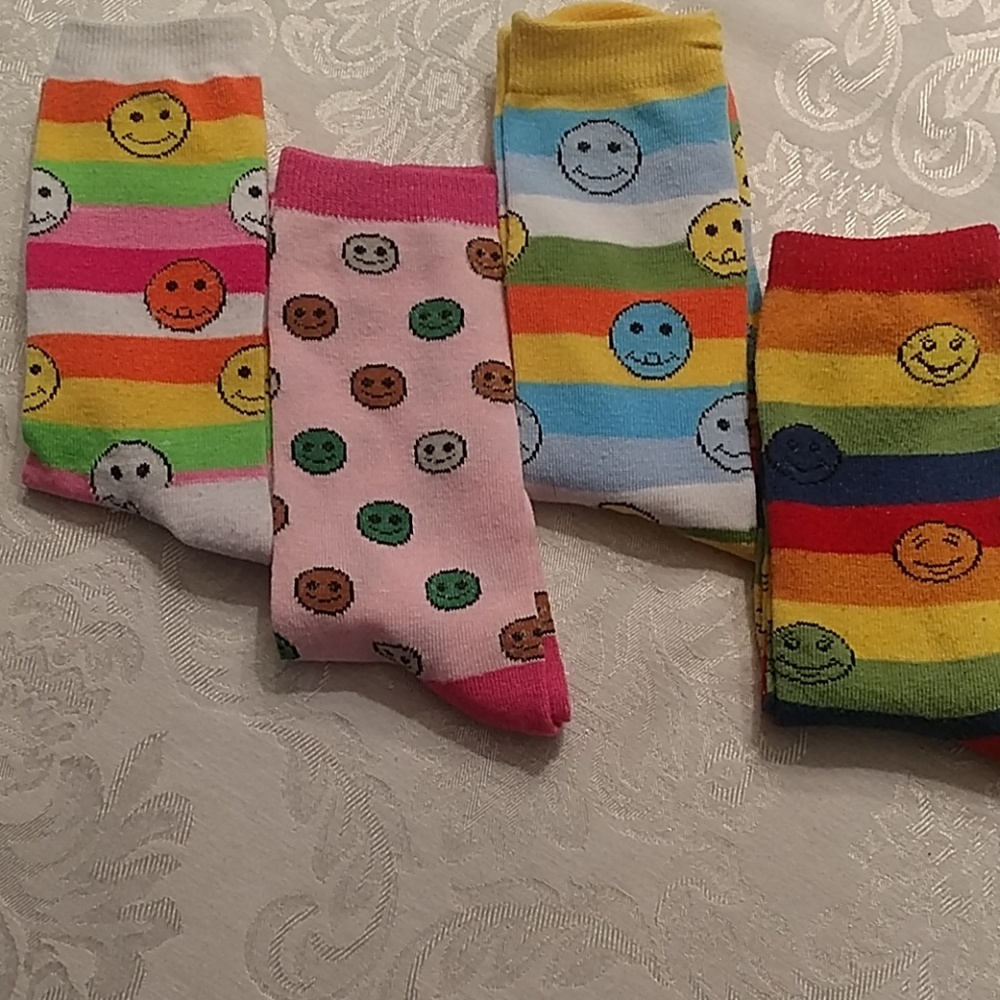 4 pair of girls smiley socks (size 4-10)